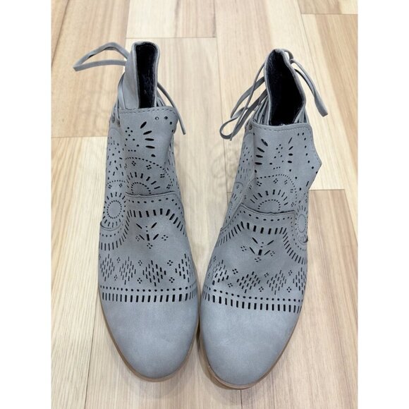 Taupe Gray Perforated Lace Up Back Ankle Boots 8 NEW - Picture 5 of 5